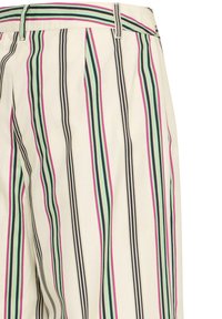 Pantalon en tissu crème à rayures verticales vertes, noires et roses, avec passants de ceinture et plis près de la taille.