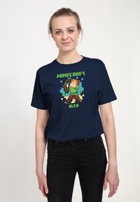Tmavě modré tričko s krátkým rukávem s pixelovanou postavou z Minecraftu, která drží luk, s zelenými a hnědými akcenty.