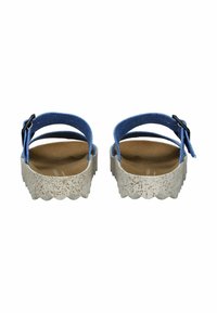 Modré textilní sandály na pásku s texturovanou bílou prošívanou podešví. Mají zvlněné okraje a přezku na patě.