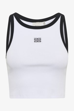 Top scurt alb cu margini negre, având o textură ribbed și un mic logo negru pe față. Design simplu, athletic.