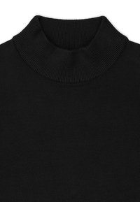 Czarny sweter z golfem, z prążkowanym kołnierzem, miękką fakturą i dopasowanym krojem. Materiał wydaje się lekki i gładki.