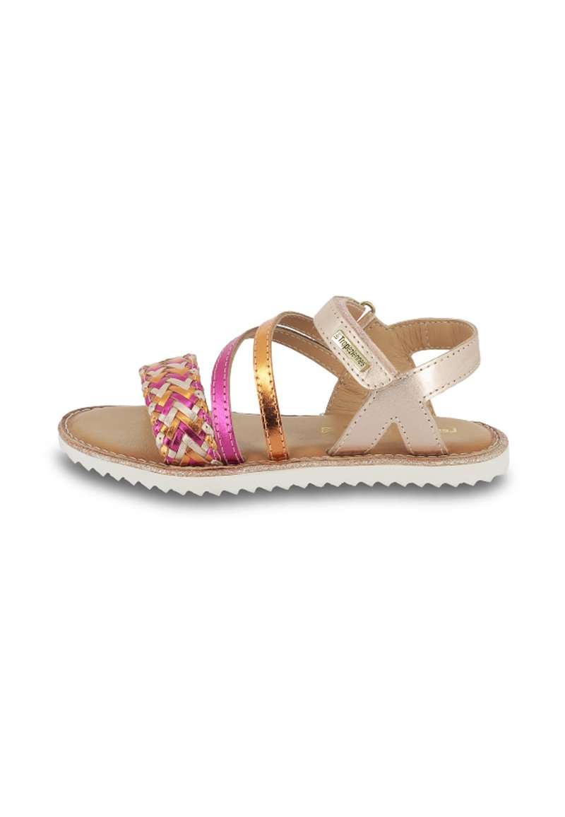Geweven meerkleurige sandaal met roze, goud en koperaccenten. Beschikt over drie banden, een vlakke zool en een gestructureerde voetbed voor grip.