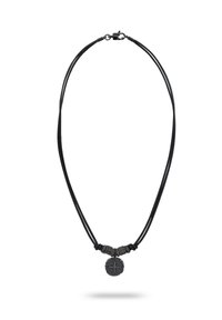 Zwarte necklace bestaande uit meerdere strengen met een getextureerde ronde hanger met een kompasontwerp en metalen accenten.