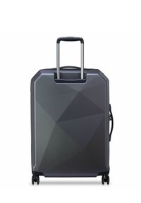 Valigia rigida di colore grigio scuro con un motivo geometrico. Dotata di un manico metallico retraibile, un manico superiore e quattro ruote piroettanti per la mobilità.