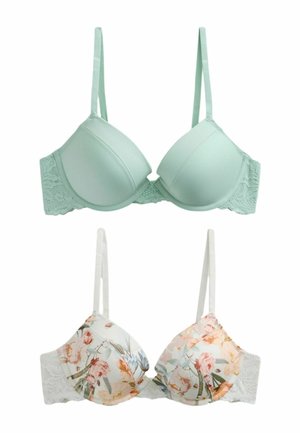 Két párnázott melltartó egymás mellett: az egyik egyszínű világos zöld, csipkés oldalakkal, a másik fehér, színes virágmintával és csipkés oldalakkal, mindkettő állítható pántokkal.