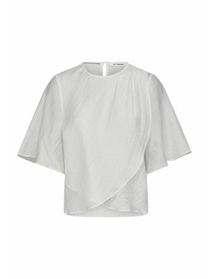 Hvid tekstureret bluse med korte ærmer, rund halsudskæring, knaplukning med nøglehul bagpå og asymmetrisk lagdelt detalje foran.