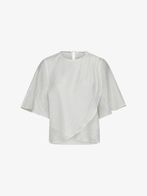 Blusa bianca a maniche corte in tessuto strutturato con scollo rotondo, bottoni sul retro con apertura a goccia e dettaglio anteriore asimmetrico a strati.