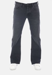 Jeans de mezclilla azul oscuro con un corte recto, diseño de cinco bolsillos y cierre de botón y cremallera. Ligera desgaste en la parte delantera.