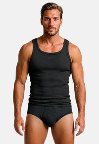 Zwart geribd tanktop met brede bandjes en een nauwsluitende pasvorm, gecombineerd met zwarte slipjes. Gladde textuur en minimalistisch ontwerp.