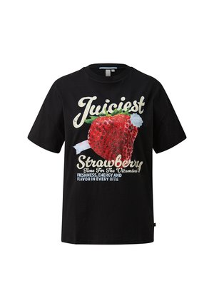 Zwart T-shirt met korte mouwen en een grote rode aardbei als afbeelding, met tekst die frisheid, vitamines, energie en smaak bij elke hap promoot.