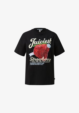 Zwart T-shirt met korte mouwen en een grote rode aardbei als afbeelding, met tekst die frisheid, vitamines, energie en smaak bij elke hap promoot.