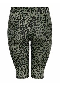 Zelené cyklistické kraťasy s leopardím potiskem vyrobené z elastického textilu. Mají černé skvrny, délku do poloviny stehna a elastický pas.