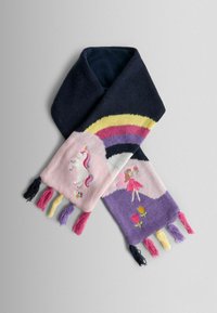 Fular tricotat cu nuanțe de albastru închis și roz pal, decorat cu dungi curcubeu. Include broderii cu unicorni și zâne, alături de ciucuri colorati.