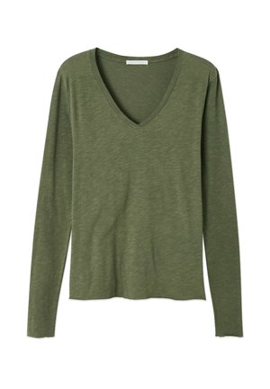 Ilga rankovė, v-kaklo viršutinė dalis alyvuogių žalumos. Minkšta, lengva medžiaga su lengvu tekstūriniu paviršiumi, turinti laisvą siluetą ir tiesų apatinį kraštą.