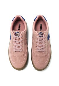 Zapatillas de ante rosa con acentos azules, cuentan con cordones redondos, puntera reforzada y una suela de goma marrón texturizada. Branding visible en el interior.
