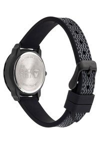 Schwarze Gummi-Uhr mit Edelstahlrückseite. Das Armband hat ein gewelltes graues Muster. Rundes Gehäuse-Design, verstellbares Band mit Schnalle.