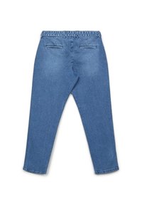 Pantalon en jean bleu clair à coupe fuselée, avec deux poches arrière et une taille élastique, présentant une texture lisse.