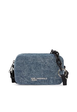 Petit sac bandoulière rectangulaire en denim avec une chaîne noire et un logo argenté "Karl Lagerfeld Jeans" sur le devant.
