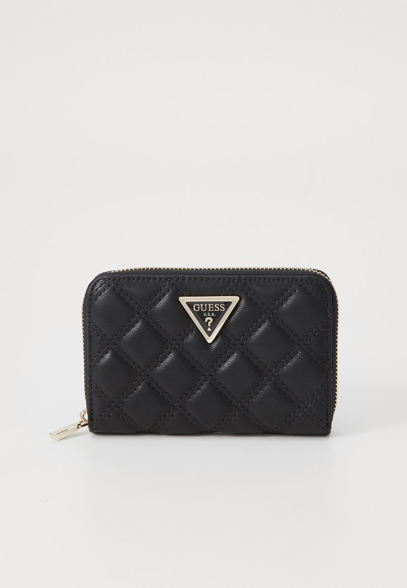 Portefeuille matelassé noir avec un triangle logo en métal argenté, fermeture éclair dorée et texture lisse. Forme rectangulaire compacte avec motif en diamant.