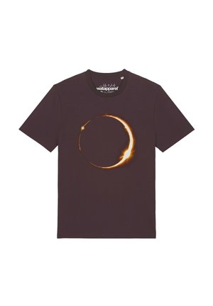 Dunkelbraunes T-Shirt mit kurzen Ärmeln und einem leuchtenden Sonnenfinsternis-Design in der Mitte sowie einem runden Halsausschnitt.