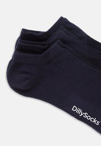 Calcetines tobilleros azul marino con textura acanalada y logo "DillySocks" en blanco en el costado. Material suave, diseñado para la comodidad.