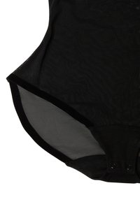 Schwarzer Body aus transparentem Mesh-Stoff, mit einer glatten Oberfläche, weichen Samt- akzenten und Druckknöpfen im Schritt.