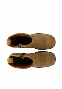 Barna nubukbőr bokacsizma kerek orral, oldalsó zipzárral és puha barna belső bélésse. Lapos gumitalp finom varrással.