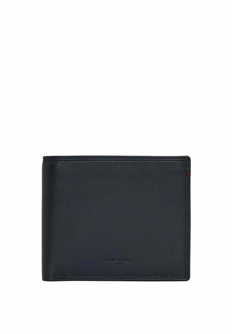 Billetera de cuero negro con una textura suave, diseño de dos pliegues y costuras de acento rojas. Presenta un logo embosado en la parte frontal.