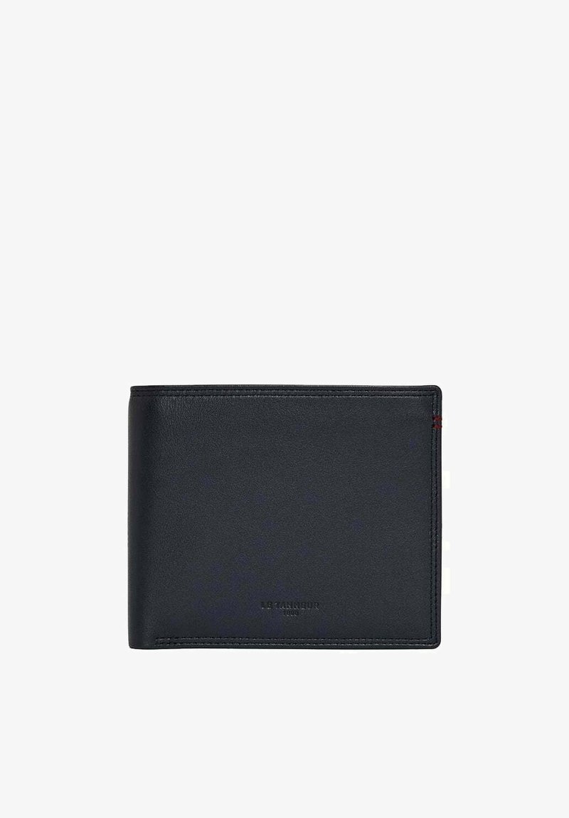 Billetera de cuero negro con una textura suave, diseño de dos pliegues y costuras de acento rojas. Presenta un logo embosado en la parte frontal.