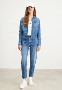 Tommy Jeans MOM JEAN  - Laisvo kirpimo džinsai - denim medium