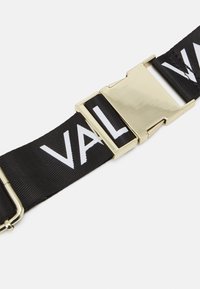Cintura nera in nylon con bold lettering bianco "VAL", dotata di una fibbia in metallo dorato lucido e una finitura texturizzata e durevole.