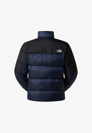 Mörkblå och svart puffjacka med hög krage, quiltad textur och en liten logotyp på vänster axel.