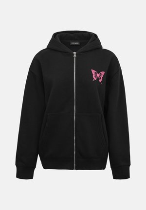 Must värviline lukuga kapuutsiga jakk, millel on vasakul rinnal roosa libliku muster. Varustatud kapuutsi ja esitaskutega. Valmistatud pehmest kangast.