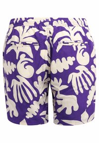 Shorts violets avec des motifs abstraits de feuilles et de coquillages blancs, dotés d'une taille élastique et de deux poches passepoilées à l'arrière.