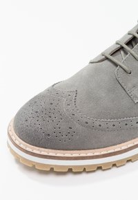 Pier One Zapatos de vestir - grey