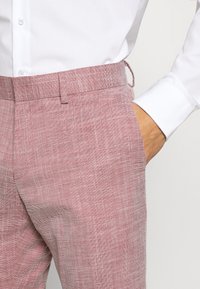 Isaac Dewhirst SYLVESTER SET - Κοστούμι - pink