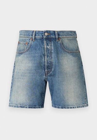 Rifľové šortky s svetlomodrým vypraním, klasickým dizajnom s piatimi vreckami, kontrastným prešitím a priamym strihom s orezaným lemom.