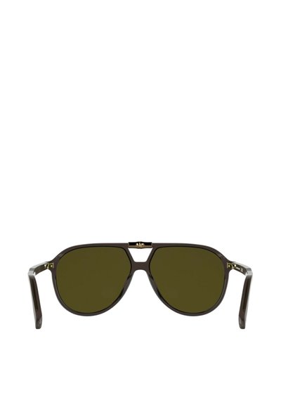 Lunettes de soleil en plastique marron avec des verres verts, de forme rectangulaire, avec des accents métalliques sur le pont et une monture épaisse.