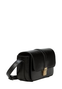 Czarna skórzana torba na ramię z klapką, złotymi okuciami i teksturowanym wykończeniem. Charakteryzuje się smukłym, prostokątnym kształtem i regulowanym paskiem.