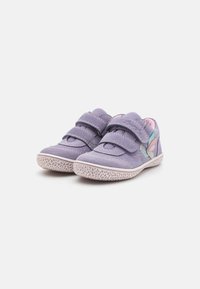 Lilla kingad, millel on kaks Velcro rihma, pehme suede tekstuur, ümar varvas ja mustriline kummist tallaosa, millel on heledast roosast aktsenti.