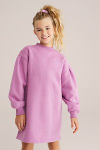 Svijetlo ljubičasta haljina s duksericom, visokim izrezom, napuhanim rukavima i rebrastim manžetama. Ima suptilan vezeni logotip na prsima.