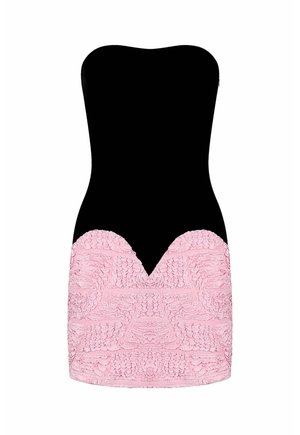 Robe mini noire bustier avec un décolleté en V profond et une jupe superposée en dentelle rose texturée avec des motifs complexes.