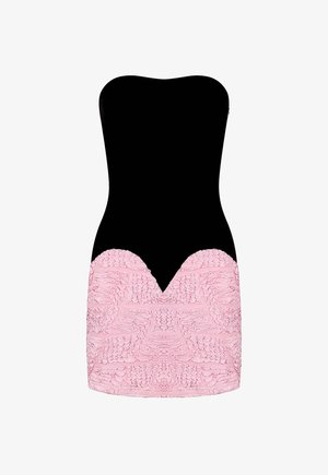 Zwarte strapless mini-jurk met een diepe V-hals en een textuurroze kanten rokokant met ingewikkelde patronen.