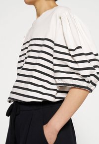 10DAYS BALLOON SLEEVE - Camiseta estampada - ecru black