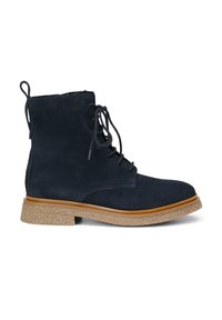 Botas de ante azul marino hasta el tobillo con punta redondeada, cordones en la parte delantera y suela de goma texturizada en tono marrón. Incluyen una lengüeta en la parte trasera para facilitar su colocación.
