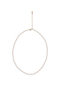 Hvid perlekæde med guld accenter, der har en lås og en justerbar kæde til længdejustering. Cirkulært design med glat tekstur.