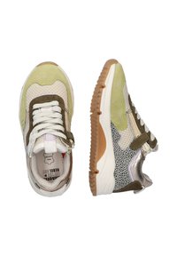 Sneakers met een mix van groene nubuck, beige mesh en metallic accenten. Dikke rubberen zool met een gestructureerd profiel.