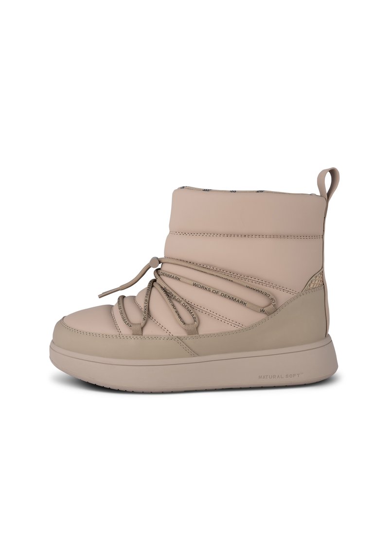 Beige hög hög sko med en vadderad överdel, elastiska snörningar och ett strukturerat sidopanel. Utrustad med en mjuk gummisula med varumärkeskännetecken.