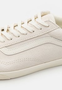 Vans OLD SKOOL LOWPRO UNISEX - Sneakers - marshmallow