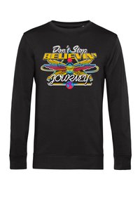 Svart sweatshirt med en färgglad grafik och texten "Don’t Stop Believin’" samt en design med vingar och en glob. Mjuk tyg, avslappnad passform.